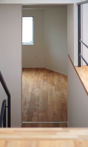 光と影の濃淡で存在感を増す床材