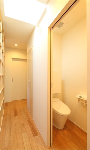 引き戸式のシンプルなトイレ