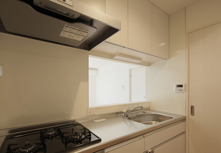 使い勝手の良い３つ口コンロのシステムキッチン