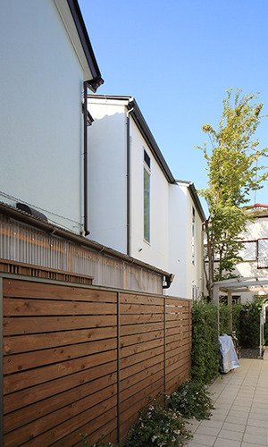 すっきりとした後ろ側外観