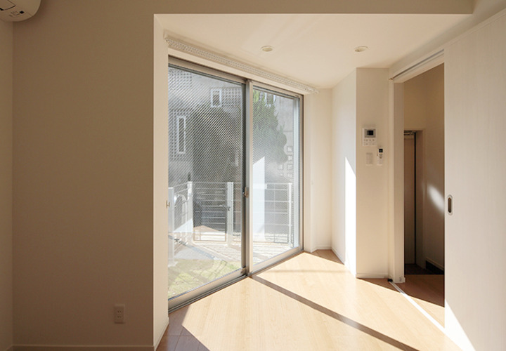 あたたかな日差しを取り込むリビングの大きな窓