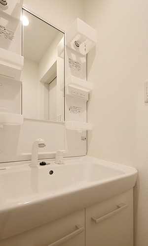 爽やかな白い洗面化粧台