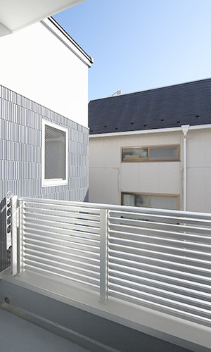 隣家との目隠しにもなるアルミのベランダ手摺り