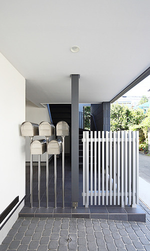 シンボリックな５つ並んだ郵便ポスト