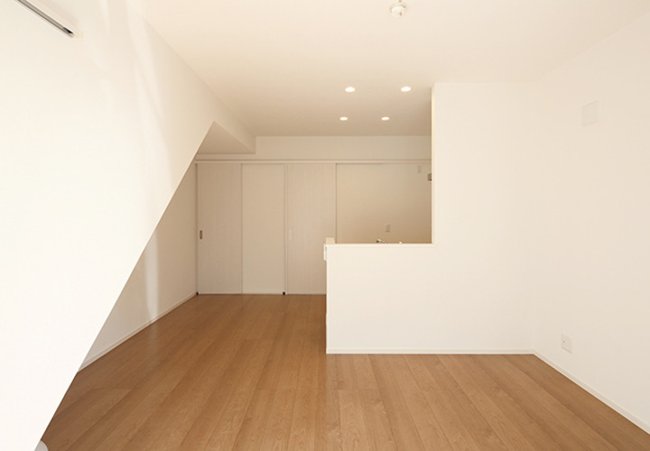 白い壁とナチュラルなフローリングのLDK