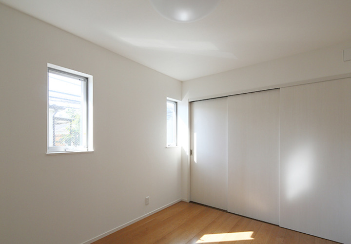 室内に明るい光を届ける２つの窓