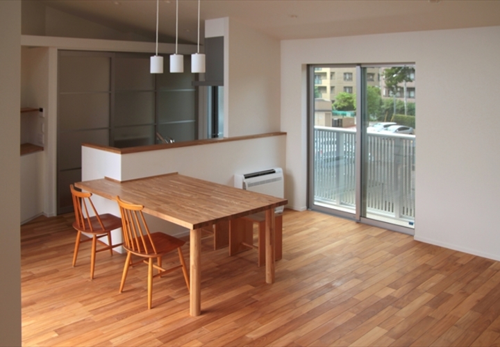 キッチンカウンターに差し込まれたようなテーブル