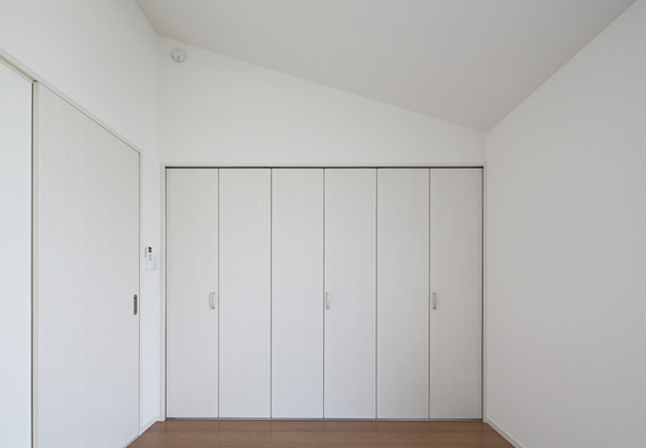 壁一面の大容量クローゼット