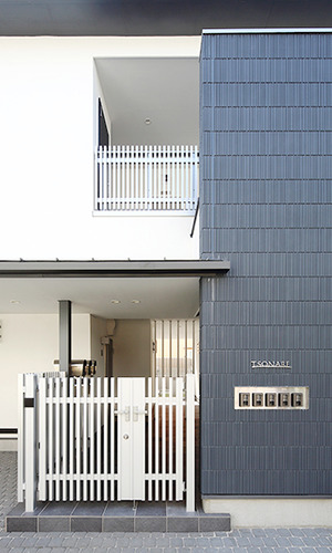 つや消しのメタル素材がスタイリッシュな印象を与える外観入口