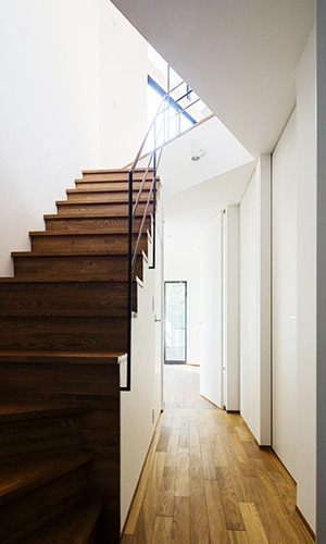 落ち着いたウッド調の階段