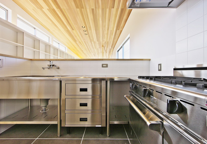 料理の腕がますます上がりそうな業務仕様のステンレスキッチン