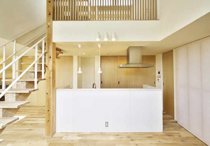 木の質感を活かしたナチュラルなLDKとアイランドキッチン