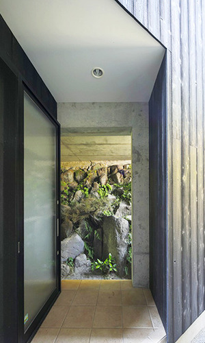 シックな黒を基調とした玄関ファサード