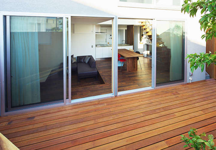 リビングから続く広々としたウッドデッキ