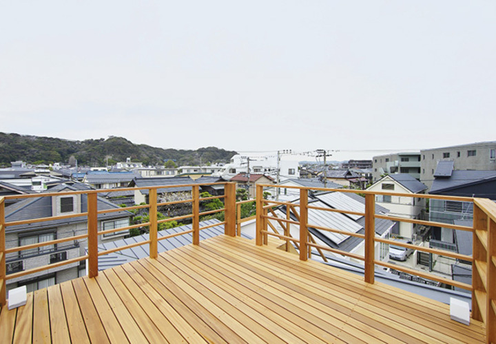 町を一望する広々と開放感あふれるウッドデッキ