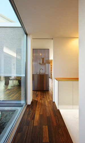 LDKへと続く、大きなはめ込みガラスのある通路