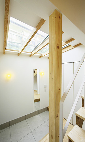 天窓から光の入る明るい玄関