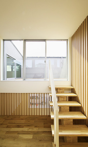 デッキへと続く木製階段