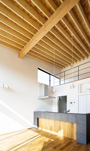 天井が高く開放感のあるダイニング・キッチン