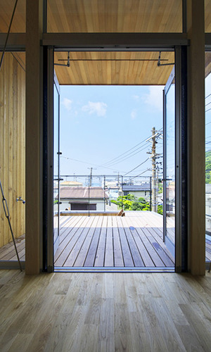 空へと開くリビングと一体となったウッドデッキ