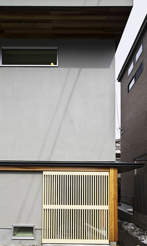 玄関格子戸が和モダンな雰囲気を醸し出す正面外観