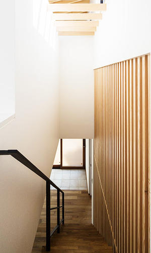 木の格子に日差しが映える階段スペース