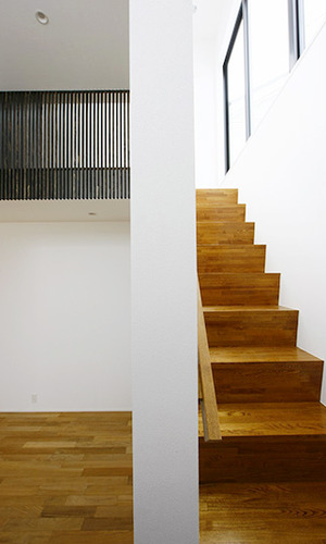 窓からの日差しを感じる木目調の階段