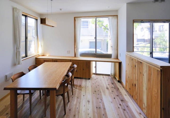 1.5階のリビングダイニング