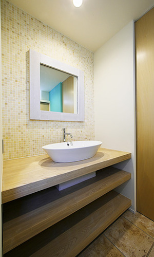 ナチュラルモダンなタイル張りの洗面ルーム