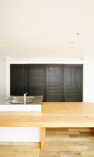 格子戸の収納扉を備えたモダンなキッチン