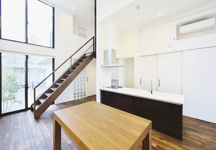 高い位置の窓から光が降り注ぐ明るいLDK