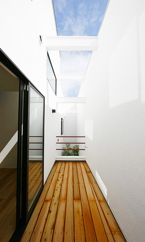 空へと開いた開放的なインナーテラス