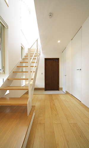 ナチュラルな雰囲気の玄関から階段