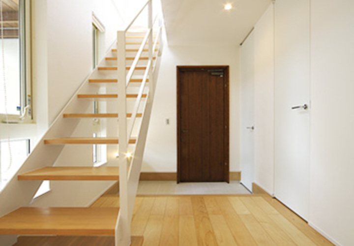ナチュラルな雰囲気の玄関から階段