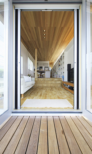 リビングから続くウッドデッキ