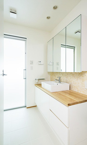 白を基調としたナチュラルテイストの洗面ルーム