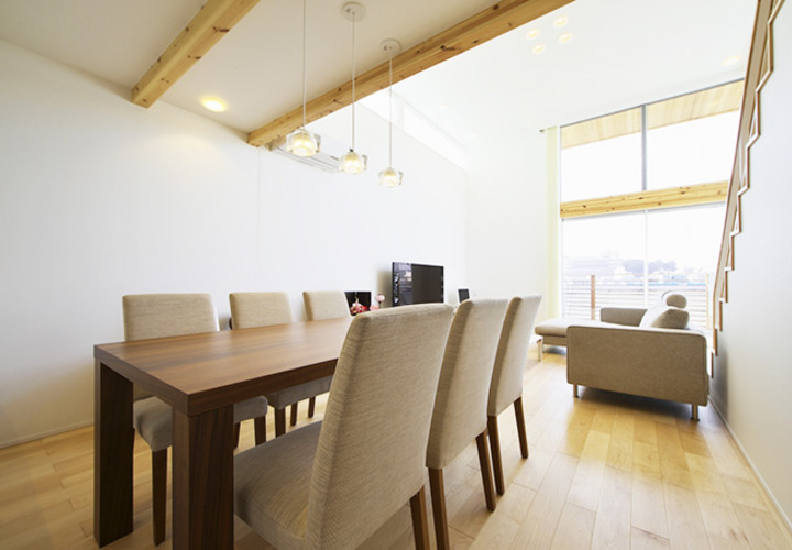ナチュラルな雰囲気の明るいリビング・ダイニング