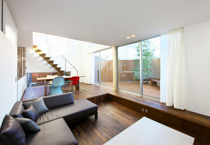 段差によって空間を仕切ったリビング