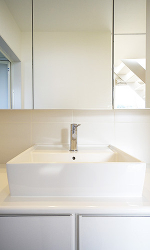 白で統一したシンプルな洗面