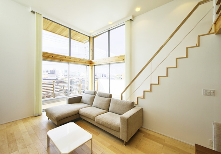 天井までの全面ガラス窓を備えたリビング