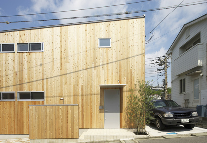 木目を活かしながら、すっきりと洗練された外観