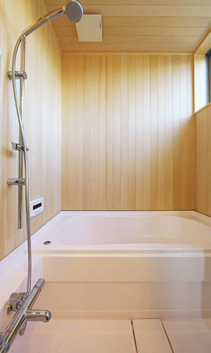 木の板張りに癒されるバスルーム