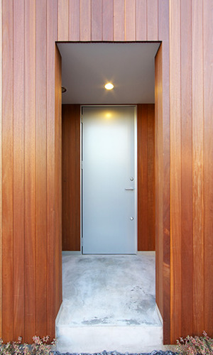 木目にシンプルなメタル系ドアがベストマッチ