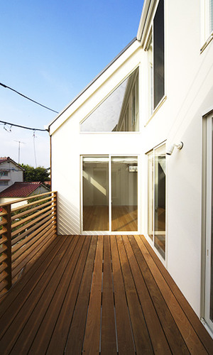 開放的なウッドデッキ