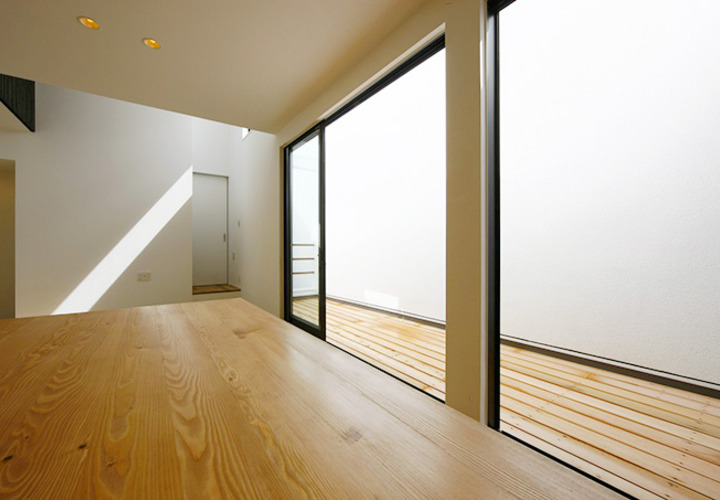 窓を開け放してインナーテラスと一体となる、開放的なリビング