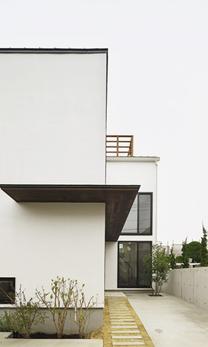 すっきり洗練されたモダンな玄関アプローチ