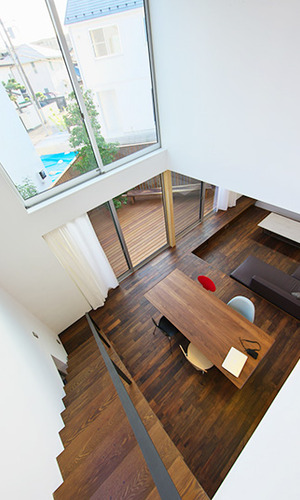 高い位置の窓と吹き抜けのある明るく開放的なダイニング