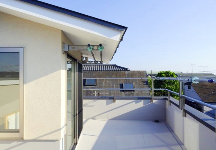 たっぷりと日差しが降り注ぐバルコニー