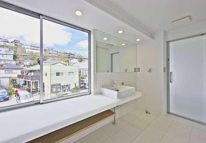 大きな窓のある真っ白い洗面ルーム