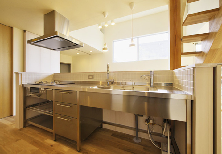 機能的でスタイリッシュなステンレスキッチン